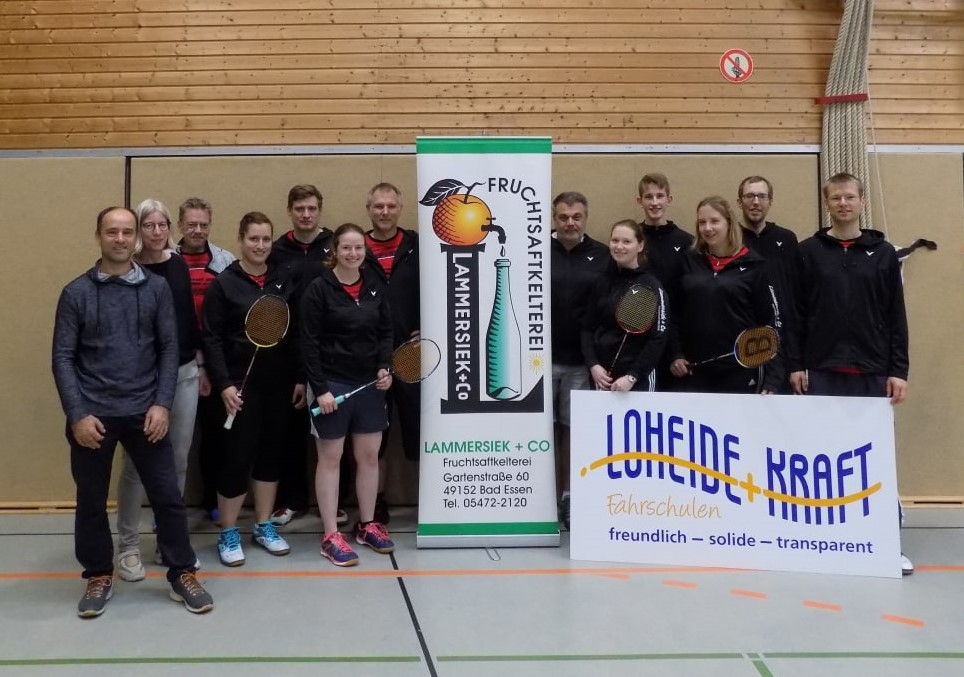 Neue Trainingsjacken des BV Bad Essen überreicht durch die Sponsoren an die Badmintonmannschaft